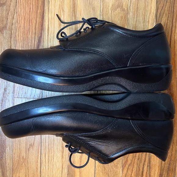 Women's APEX Conform Classic Oxford Dress Shoe - Black - Picture 3 of 6